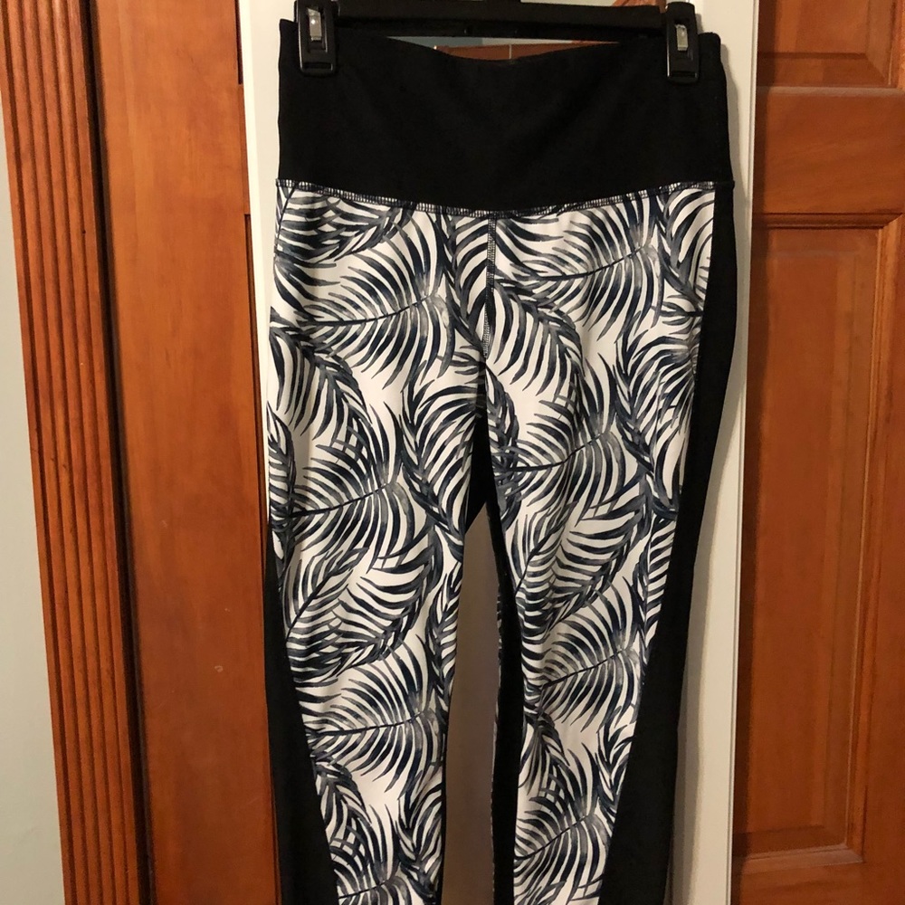 Xersion fitted zebra workout pants .